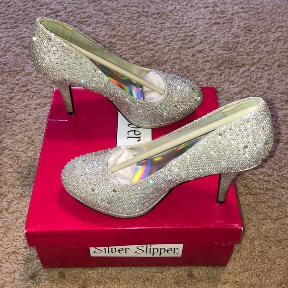 Silver Close Toed Pumps - Picture 3 of 4